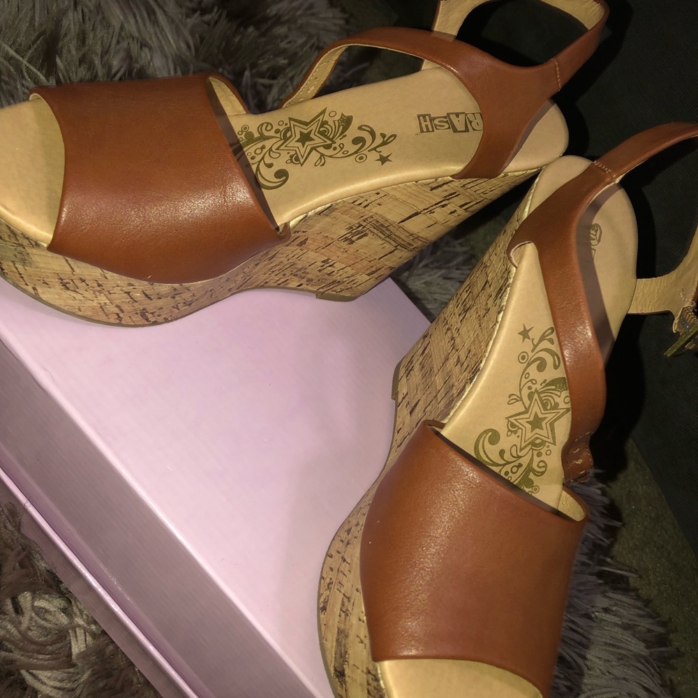 Wedge Heels - Picture 3 of 4